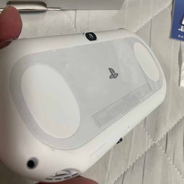 PlayStation(プレイステーション)のPlayStation vita pch-2000 エンタメ/ホビーのゲームソフト/ゲーム機本体(携帯用ゲーム機本体)の商品写真