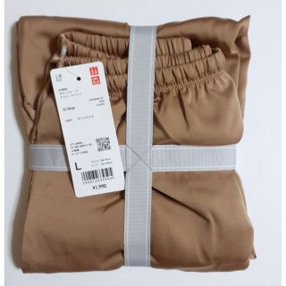 ユニクロ(UNIQLO)のユニクロ サテンドレープストレートパンツ　Lサイズ(ルームウェア)