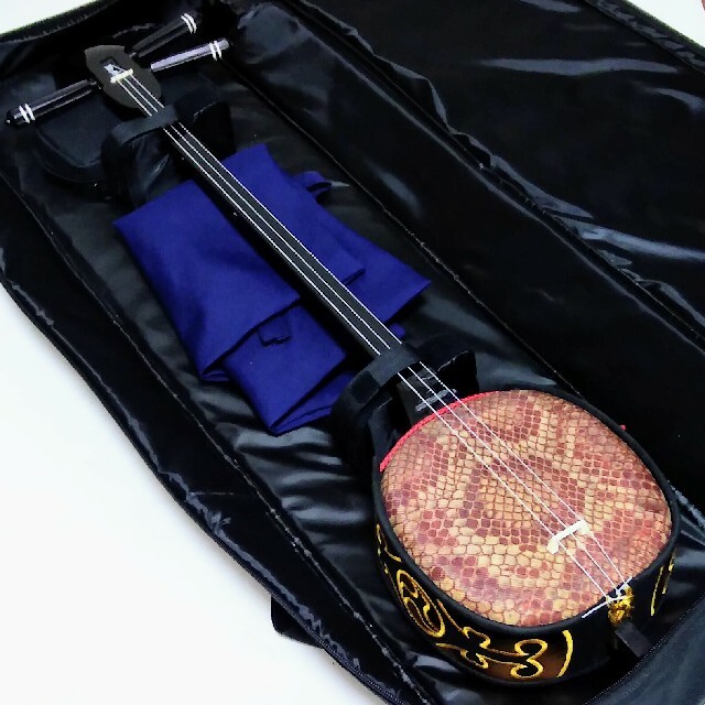 美品 三線/沖縄三線 人工皮 セミハードケース + スタンド付き 通販・アウトレット *美品*沖縄三線 人工皮 ケース付き 入門者向け 和楽器