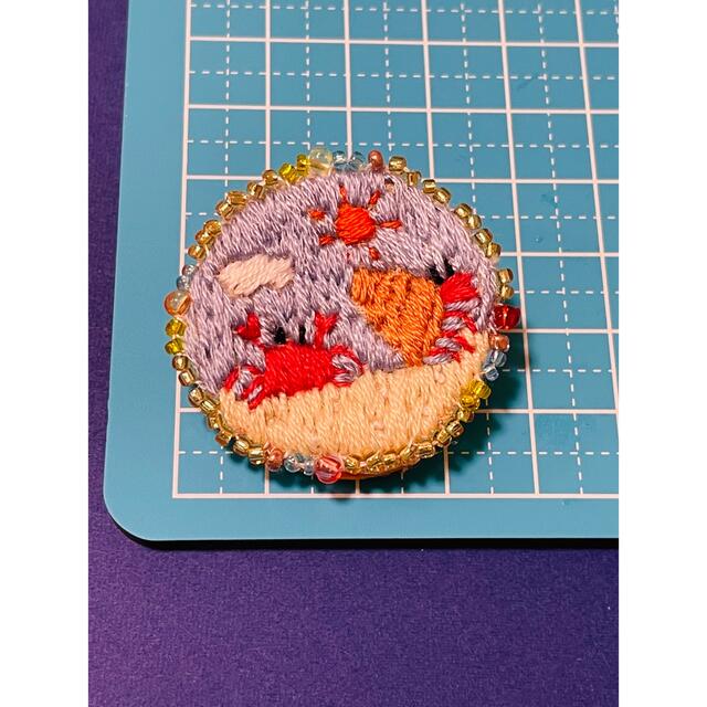 刺繍ブローチ　カニとヤドカリ ハンドメイドのアクセサリー(コサージュ/ブローチ)の商品写真