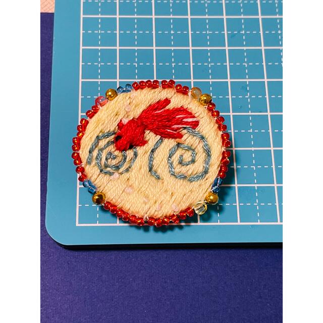刺繍ブローチ　金魚 ハンドメイドのアクセサリー(コサージュ/ブローチ)の商品写真
