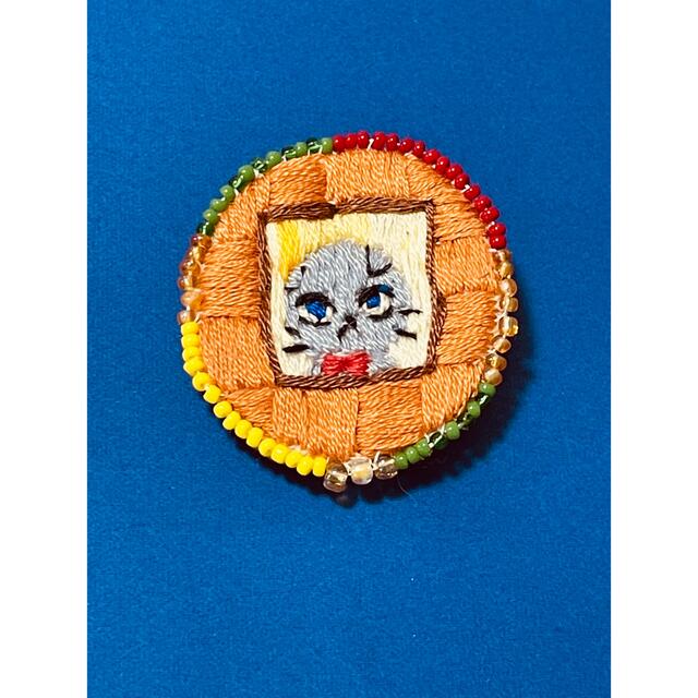 刺繍ブローチ　絵画　〈ねこちゃんブローチ〉 ハンドメイドのアクセサリー(コサージュ/ブローチ)の商品写真