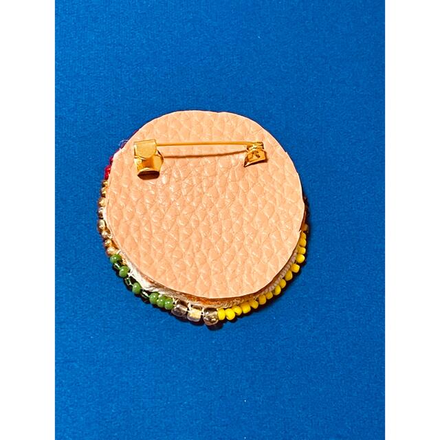 刺繍ブローチ　絵画　〈ねこちゃんブローチ〉 ハンドメイドのアクセサリー(コサージュ/ブローチ)の商品写真