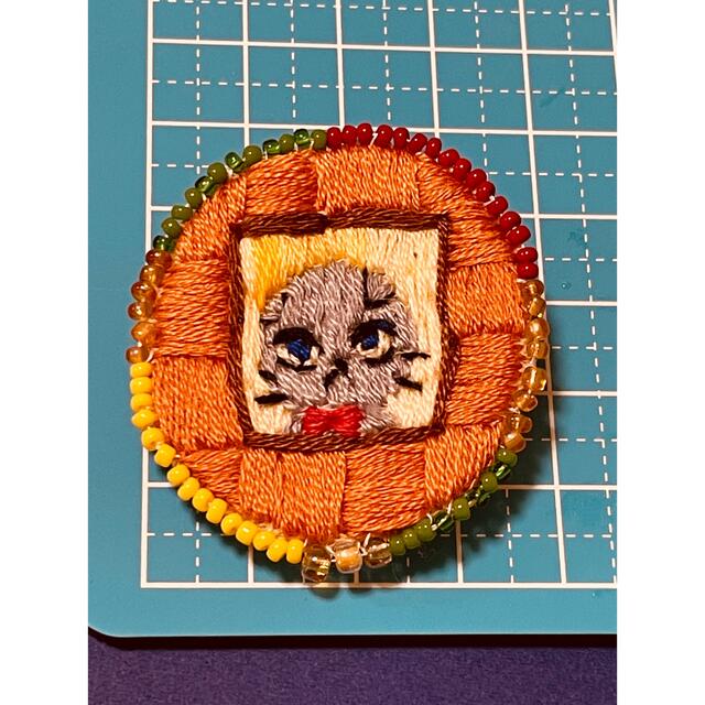 刺繍ブローチ　絵画　〈ねこちゃんブローチ〉 ハンドメイドのアクセサリー(コサージュ/ブローチ)の商品写真