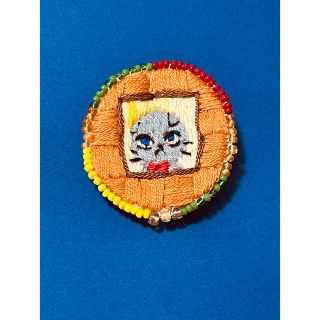 刺繍ブローチ　絵画　〈ねこちゃんブローチ〉(コサージュ/ブローチ)