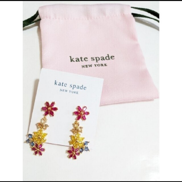 kate spade new york(ケイトスペードニューヨーク)の【新品】kate spade ケイトスペード ピアス　ファーストブルームゴールド レディースのアクセサリー(ピアス)の商品写真