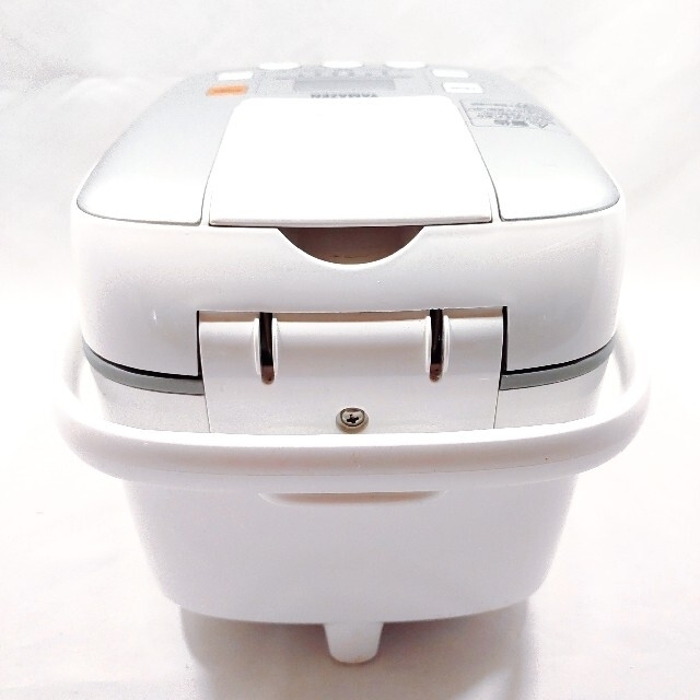 山善(ヤマゼン)の3合炊き炊飯器 YAMAZEN YJB-300(W) 2018年製 スマホ/家電/カメラの調理家電(炊飯器)の商品写真