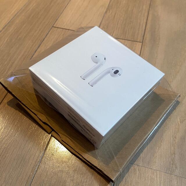 Apple(アップル)の第2世代 新品 未開封品 Apple AirPods MV7N2J/A 正規品 スマホ/家電/カメラのオーディオ機器(ヘッドフォン/イヤフォン)の商品写真