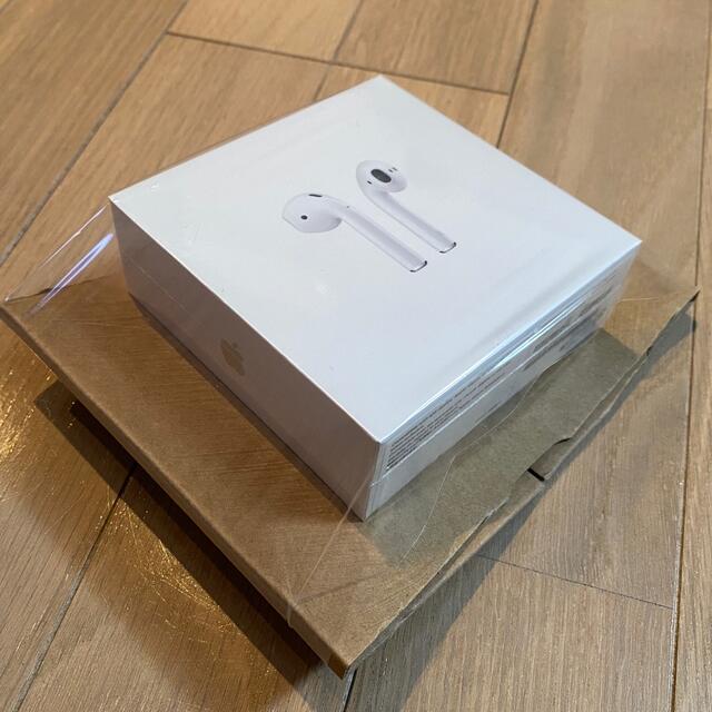 Apple(アップル)の第2世代 新品 未開封品 Apple AirPods MV7N2J/A 正規品 スマホ/家電/カメラのオーディオ機器(ヘッドフォン/イヤフォン)の商品写真