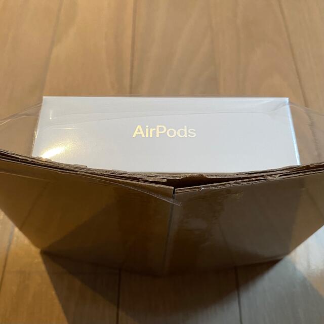 Apple(アップル)の第2世代 新品 未開封品 Apple AirPods MV7N2J/A 正規品 スマホ/家電/カメラのオーディオ機器(ヘッドフォン/イヤフォン)の商品写真