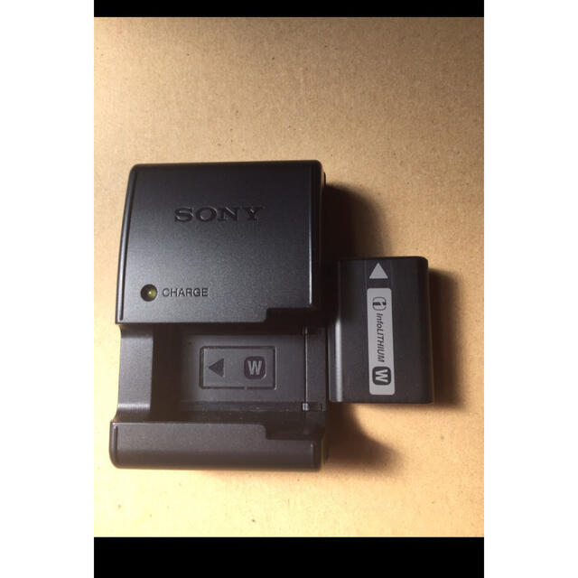 SONY(ソニー)の美品SONY純正充電器バッテリーセットBC-VW1+NP-FW50 スマホ/家電/カメラのスマートフォン/携帯電話(バッテリー/充電器)の商品写真