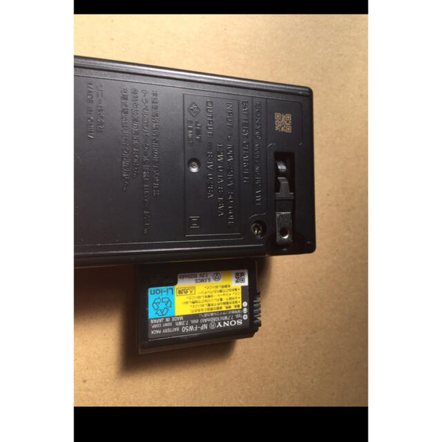 SONY(ソニー)の美品SONY純正充電器バッテリーセットBC-VW1+NP-FW50 スマホ/家電/カメラのスマートフォン/携帯電話(バッテリー/充電器)の商品写真