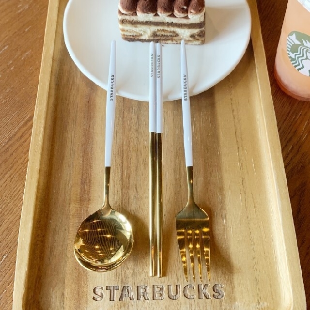 Starbucks Coffee(スターバックスコーヒー)の【新品】海外限定！ スターバックス カトラリー 3点セット ケース 白 ✕ 金 インテリア/住まい/日用品のキッチン/食器(カトラリー/箸)の商品写真