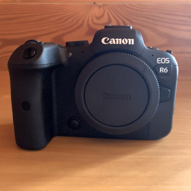Canon(キヤノン)のほぼ新品 CANON EOS R6 ショット数３回 スマホ/家電/カメラのカメラ(ミラーレス一眼)の商品写真