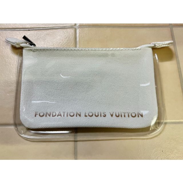 LOUIS VUITTON(ルイヴィトン)の【新品】FONDATION LOUIS VUITTON ポーチ ホワイト レディースのバッグ(クラッチバッグ)の商品写真