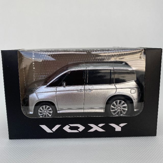 トヨタ(トヨタ)のトヨタ VOXY　ヴォクシー　プルバックカー ミニカー （シルバー） エンタメ/ホビーのおもちゃ/ぬいぐるみ(ミニカー)の商品写真