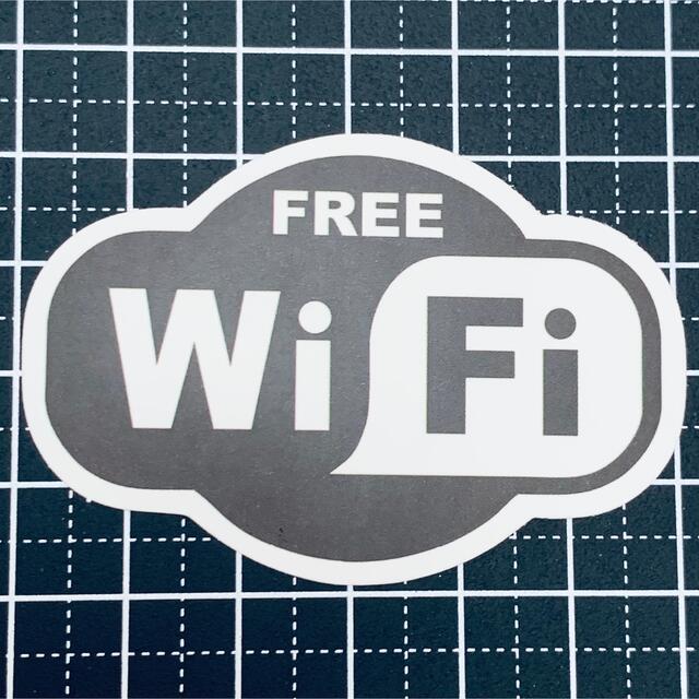 【free WiFi】お洒落　防水ステッカー　白　黒　Wi-Fi ワイファイ 自動車/バイクのバイク(ステッカー)の商品写真