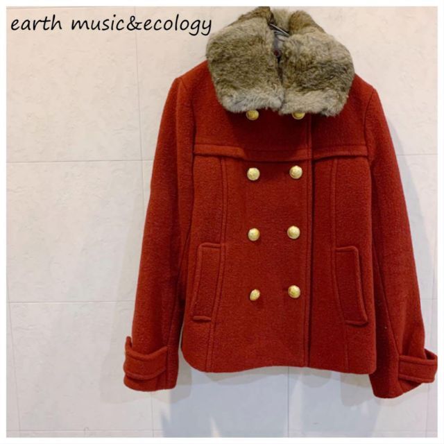 earth music & ecology(アースミュージックアンドエコロジー)のearth music&ecology 赤ピーコート　金色ボタン　ファー襟 レディースのジャケット/アウター(ピーコート)の商品写真