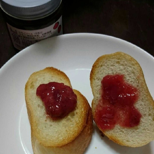 イチゴ狩り農園の美味しい手作りいちごジャム。 食品/飲料/酒の加工食品(缶詰/瓶詰)の商品写真