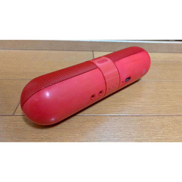 Beats by Dr Dre(ビーツバイドクタードレ)のbeats pill 2.0 Bluetoothスピーカー（Red）スタンド付き スマホ/家電/カメラのオーディオ機器(スピーカー)の商品写真