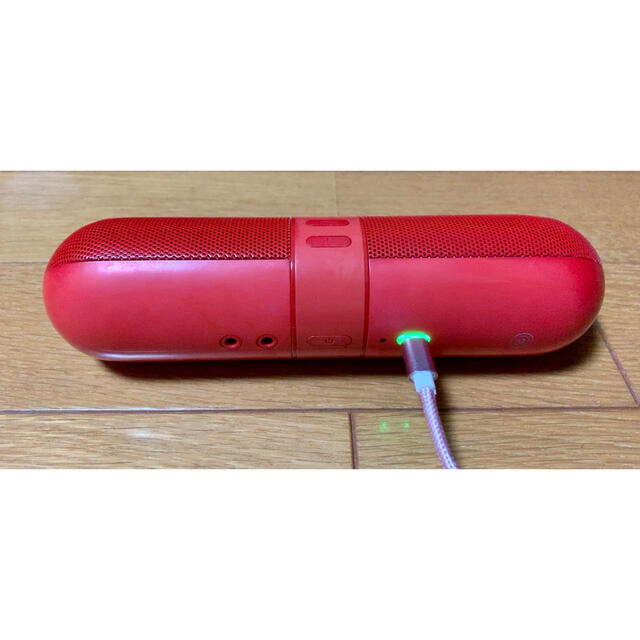 Beats by Dr Dre(ビーツバイドクタードレ)のbeats pill 2.0 Bluetoothスピーカー（Red）スタンド付き スマホ/家電/カメラのオーディオ機器(スピーカー)の商品写真