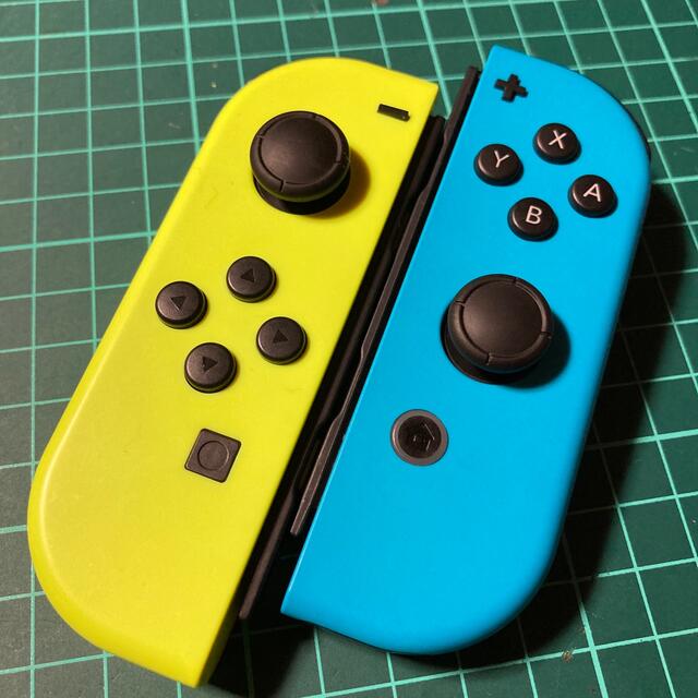 Nintendo Switch(ニンテンドースイッチ)のジョイコン     ★イエロー・ブルー★   作動品　ストラップ付き‼️ エンタメ/ホビーのゲームソフト/ゲーム機本体(家庭用ゲーム機本体)の商品写真