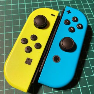 ニンテンドースイッチ(Nintendo Switch)のジョイコン     ★イエロー・ブルー★   作動品　ストラップ付き‼️(家庭用ゲーム機本体)