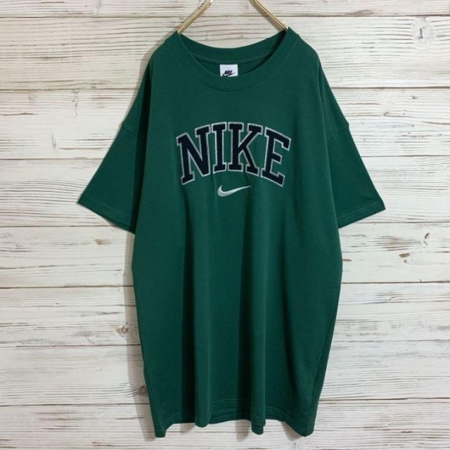 NIKE(ナイキ)のNIKE バーシティTシャツ 緑 グリーン 刺繍 XXL USモデル メンズのトップス(Tシャツ/カットソー(半袖/袖なし))の商品写真