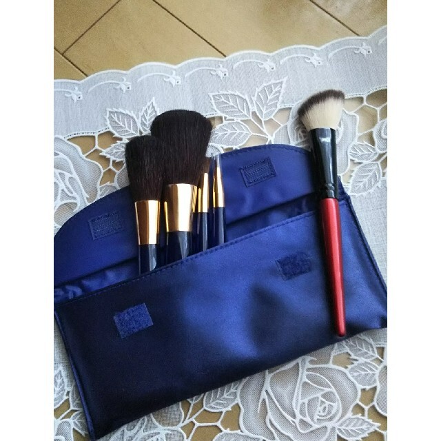 Estee Lauder(エスティローダー)の値下げ‼️エスティローダーメイクブラシセット✨ポーチとオマケ付き コスメ/美容のベースメイク/化粧品(その他)の商品写真