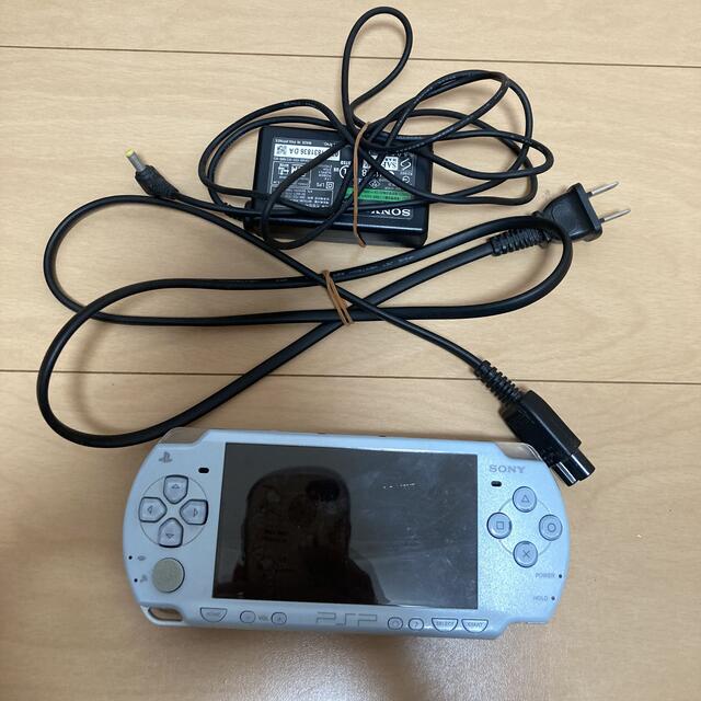 PlayStation Portable(プレイステーションポータブル)のPSP2000 本体 充電器セット エンタメ/ホビーのゲームソフト/ゲーム機本体(携帯用ゲーム機本体)の商品写真