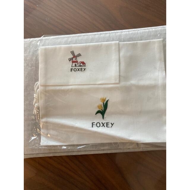 FOXEY(フォクシー)のフォクシー・新品ノベ刺繍巾着袋2セット レディースのファッション小物(ポーチ)の商品写真