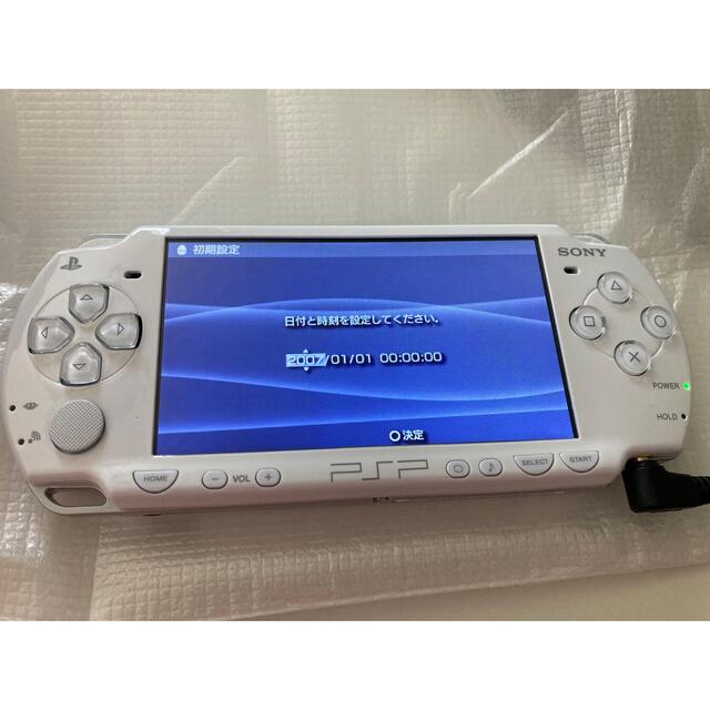 PlayStation Portable(プレイステーションポータブル)のPSP-2000 cw エンタメ/ホビーのゲームソフト/ゲーム機本体(携帯用ゲーム機本体)の商品写真