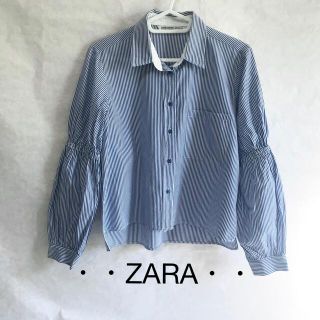 ザラ(ZARA)の美品★ZARA ギャザースリーブストライプシャツXS/ブルー×ホワイト/オフィス(シャツ/ブラウス(長袖/七分))