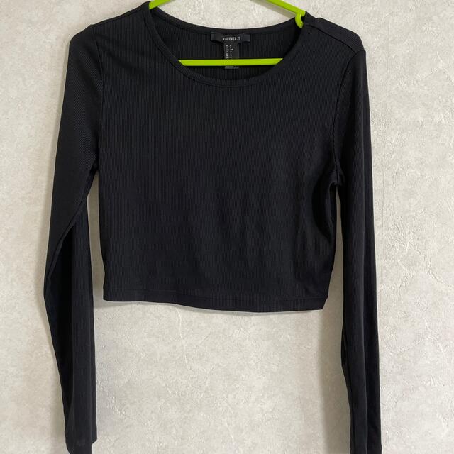 FOREVER 21(フォーエバートゥエンティーワン)の短め　トップス　黒 レディースのトップス(Tシャツ(長袖/七分))の商品写真