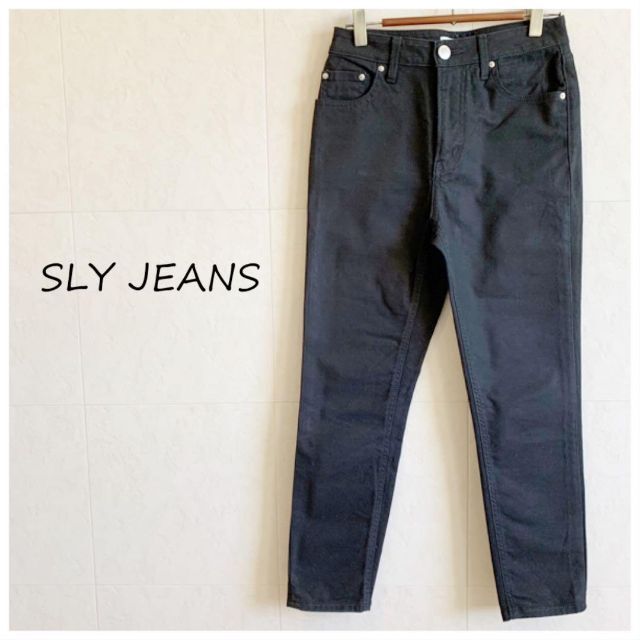 SLY(スライ)のSLY JEANS 黒デニムパンツ　短め レディースのパンツ(デニム/ジーンズ)の商品写真