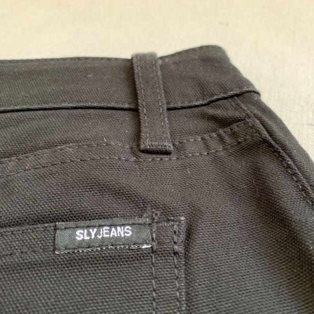 SLY(スライ)のSLY JEANS 黒デニムパンツ　短め レディースのパンツ(デニム/ジーンズ)の商品写真