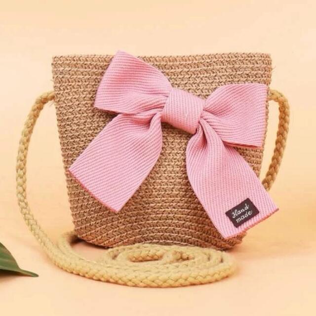 わら編みバッグ　リボン　ブラウン　ピンク　ショルダーバッグ キッズ/ベビー/マタニティのこども用バッグ(ポシェット)の商品写真