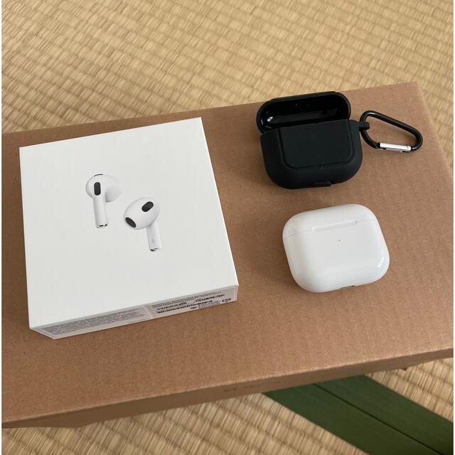 Apple(アップル)のアップル AirPods 第3世代 MME73J/A スマホ/家電/カメラのオーディオ機器(ヘッドフォン/イヤフォン)の商品写真