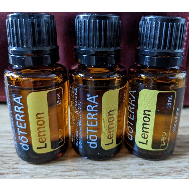 doTERRA(ドテラ)の新品ドテラ アロマ レモン15ml 3本セット① コスメ/美容のリラクゼーション(エッセンシャルオイル(精油))の商品写真