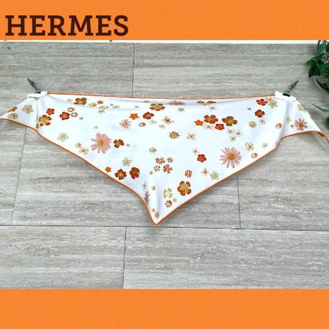 ✨❤️美品❤️HERMES　エルメス　 シルク100% 三角スカーフ　花柄✨株式会社Cypher販売者