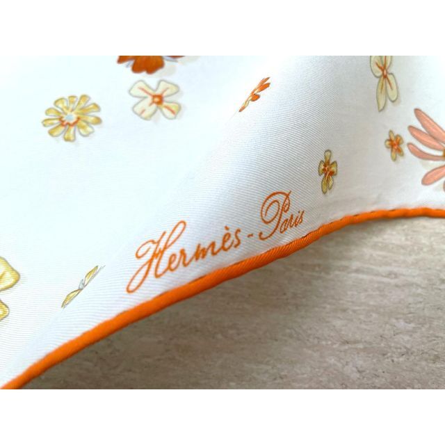 Hermes(エルメス)の✨❤️美品❤️HERMES　エルメス　 シルク100% 三角スカーフ　花柄✨ レディースのファッション小物(バンダナ/スカーフ)の商品写真