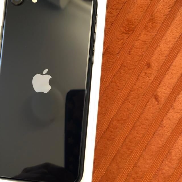 Apple(アップル)のアップル iPhoneSE 第3世代 64GB ミッドナイト au スマホ/家電/カメラのスマートフォン/携帯電話(スマートフォン本体)の商品写真