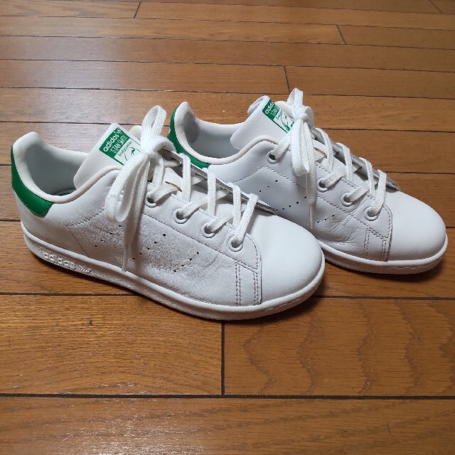 adidas(アディダス)のスタンスミス　アディダス 白色 ホワイト 緑 グリーン ジュニア キッズ 紐靴 キッズ/ベビー/マタニティのキッズ靴/シューズ(15cm~)(スニーカー)の商品写真