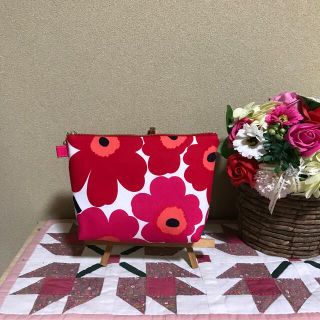 マリメッコ(marimekko)のマリメッコ  生地　ハンドメイド　ミニウニッコ　定番レッド　20㌢マチ付きポーチ(ポーチ)