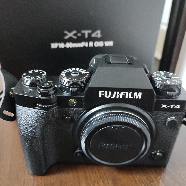 富士フイルム(フジフイルム)のFUJIFILM 富士フイルム X-T4 ボディ ブラック メーカー保証付 スマホ/家電/カメラのカメラ(ミラーレス一眼)の商品写真