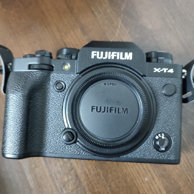 富士フイルム(フジフイルム)のFUJIFILM 富士フイルム X-T4 ボディ ブラック メーカー保証付 スマホ/家電/カメラのカメラ(ミラーレス一眼)の商品写真