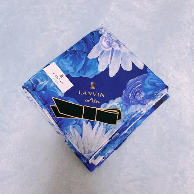 LANVIN en Bleu(ランバンオンブルー)の新品未使用　ランバンオンブルー　花柄　ブルー　ハンカチ レディースのファッション小物(ハンカチ)の商品写真