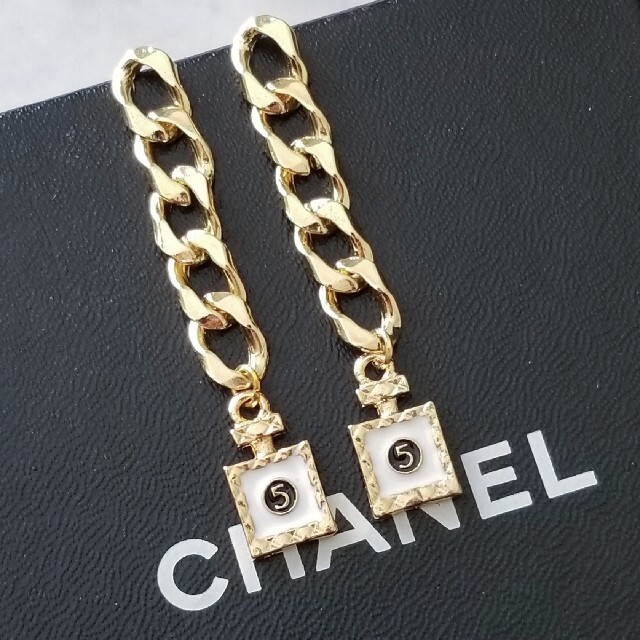 CHANEL(シャネル)のNo.5パフューム/ワイドチェーンピアス/WHITE ハンドメイドのアクセサリー(ピアス)の商品写真