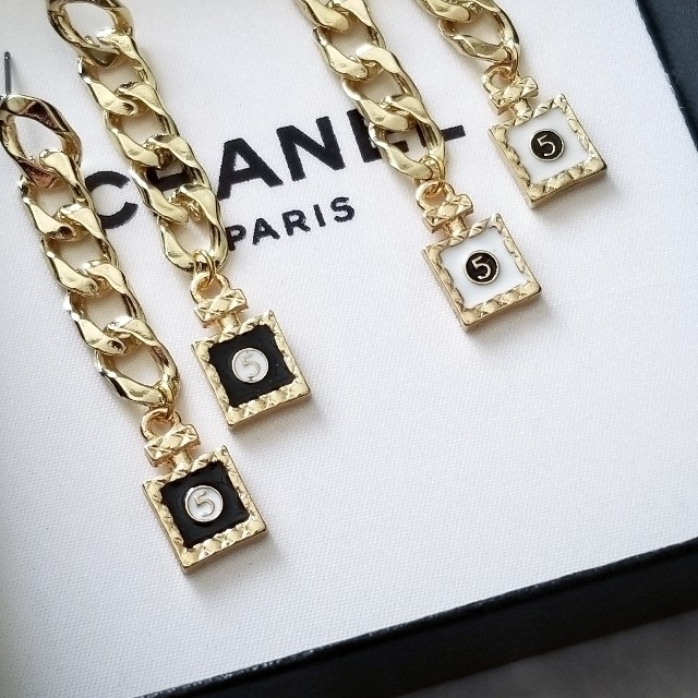 CHANEL(シャネル)のNo.5パフューム/ワイドチェーンピアス/WHITE ハンドメイドのアクセサリー(ピアス)の商品写真