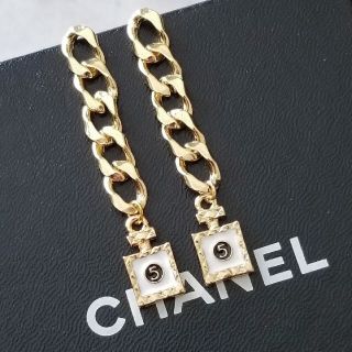 シャネル(CHANEL)のNo.5パフューム/ワイドチェーンピアス/WHITE(ピアス)